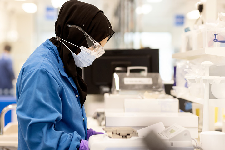 Labormitarbeiterin arbeitet im Labor