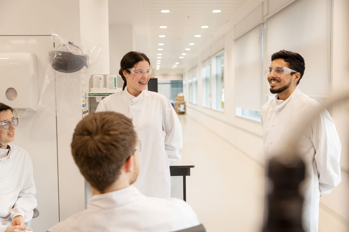 Wissenschaftler unterhalten sich im Labor