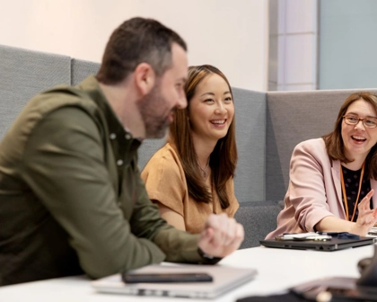 Mitarbeiter lachen während Teammeeting