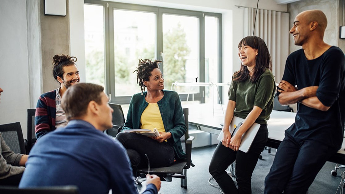 Gruppe Von Mitarbeitenden Bei Einem Meeting im Büro