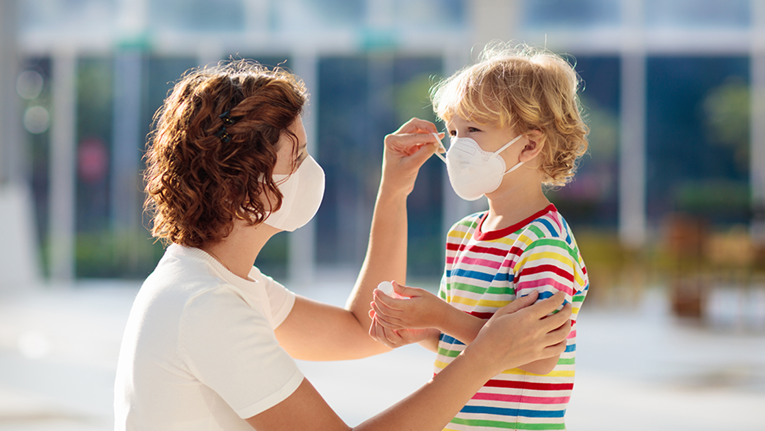 Frau und Kind mit Maske