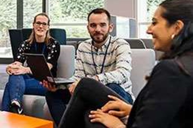 Mitarbeitende sitzen zusammen