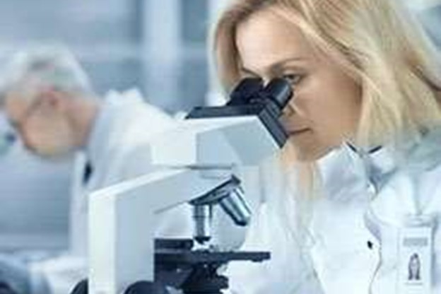 Wissenschaftlerin im Labor