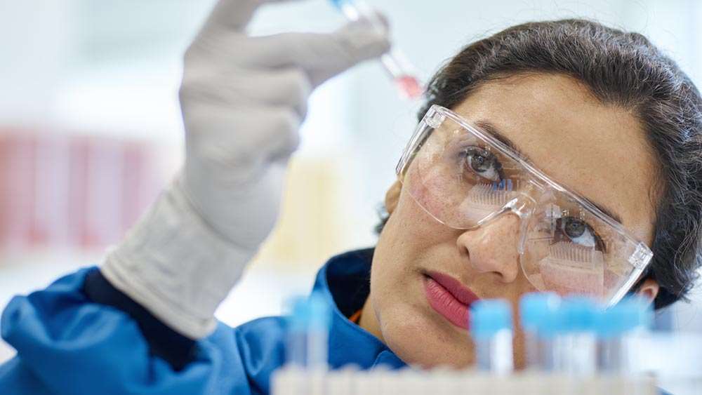 Frau im Labor prüft Reagenz