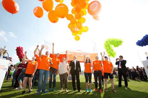 GSK Mitarbeitende feiern den OrangeDay
