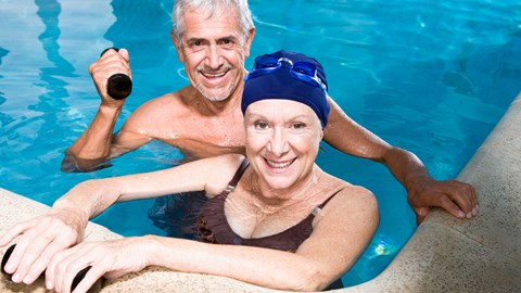 Älteres Paar im Schwimmbad