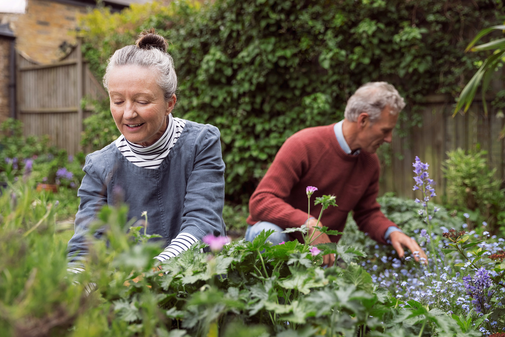 Älteres Paar bei der Gartenarbeit