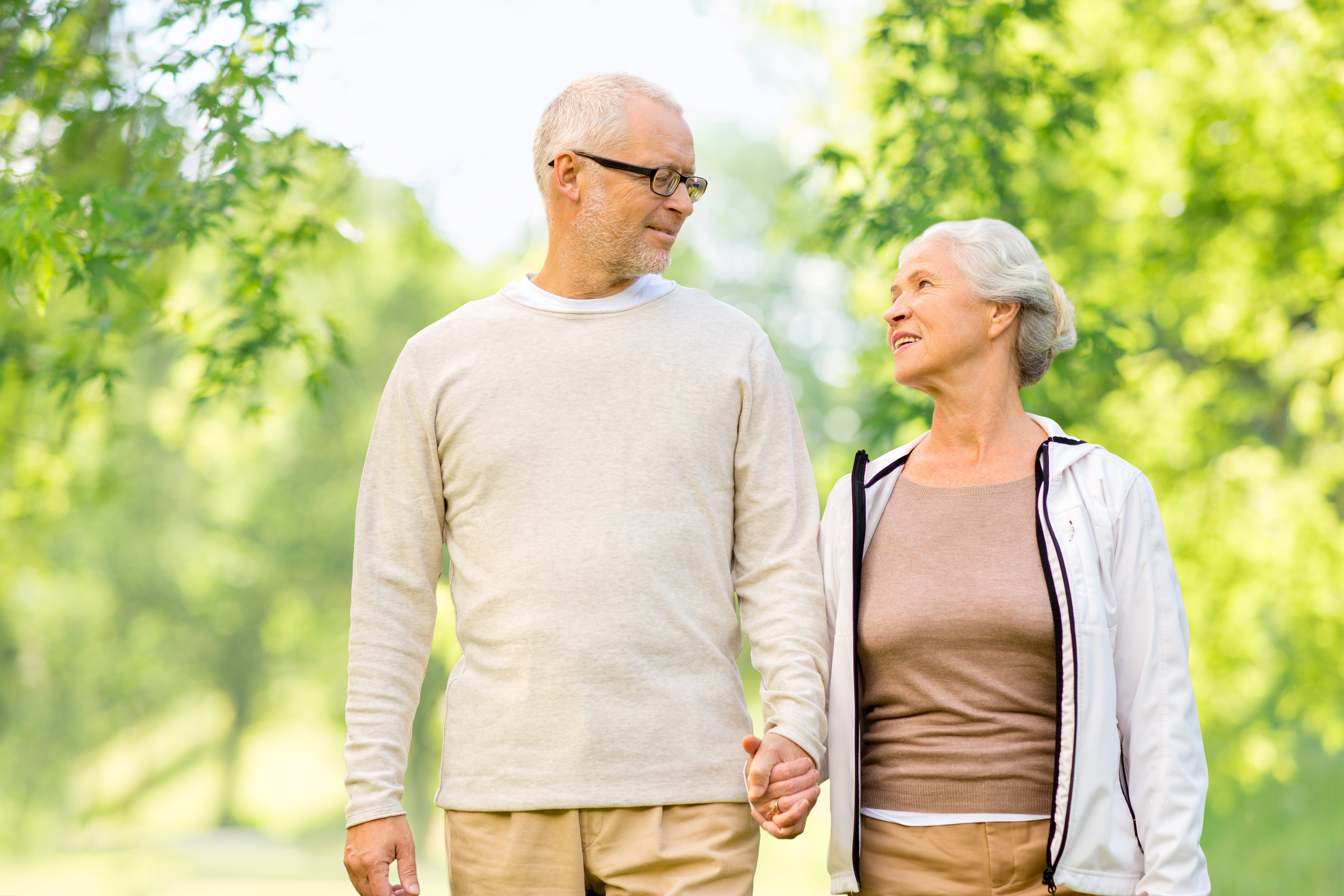 Älteres Paar in der Natur, Blutkrebs, Multiples Myelom, Myelofibrose