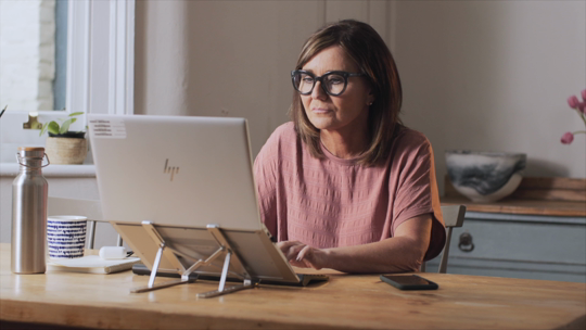 Frau arbeitet an Laptop