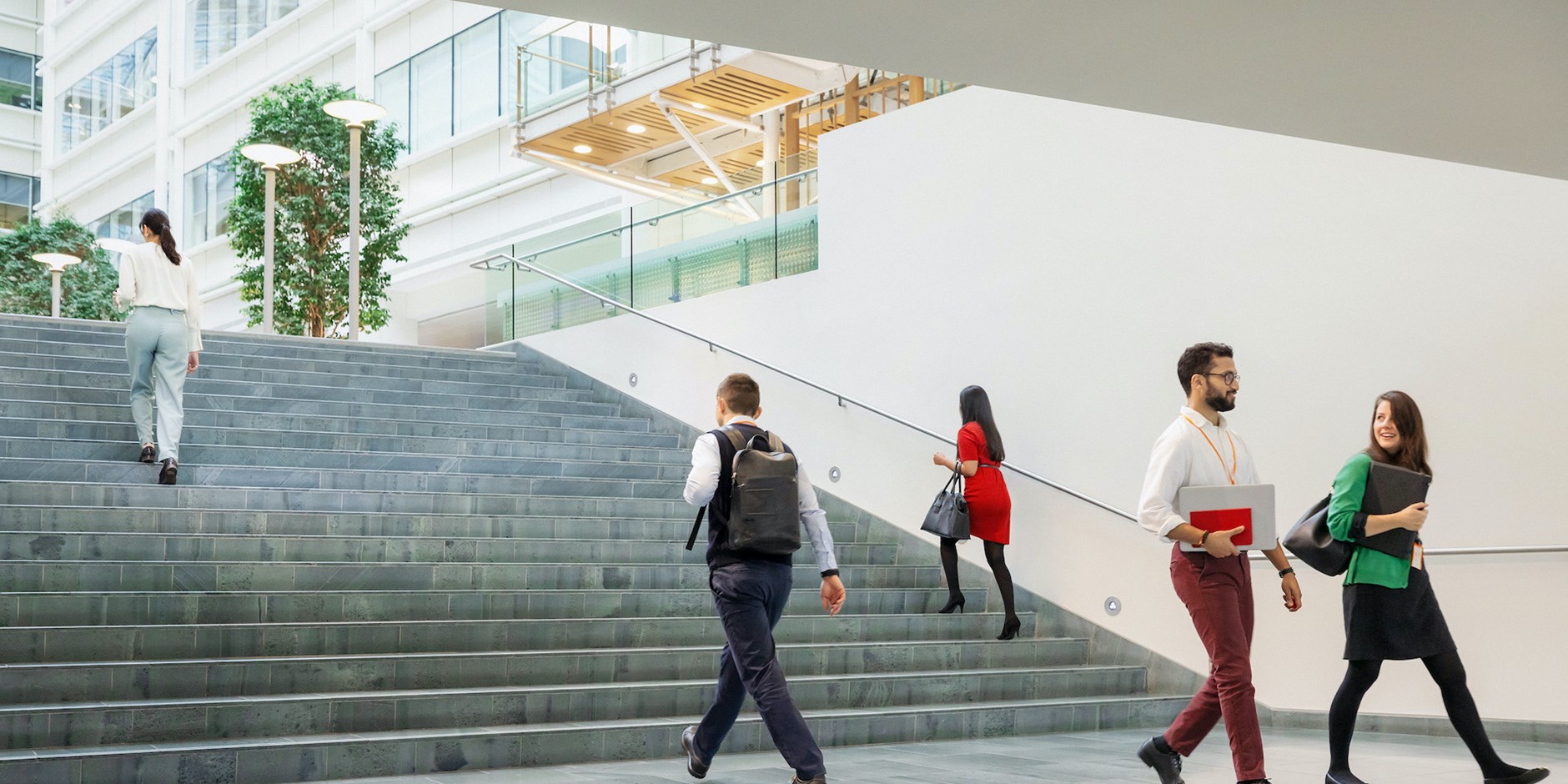 Menschen laufen Treppen