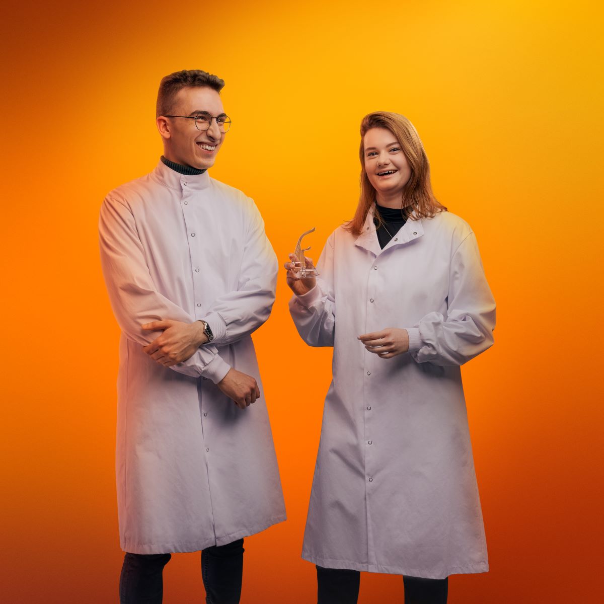 Labormitarbeiter vor orangenem Hintergrund