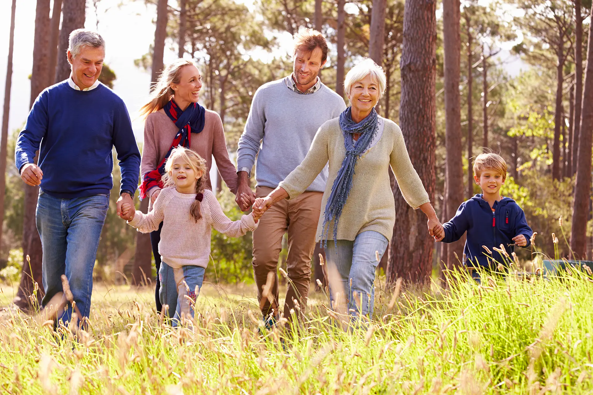 Eine glückliche Mehrgenerationen-Familie bei einem Spaziergang auf dem Land