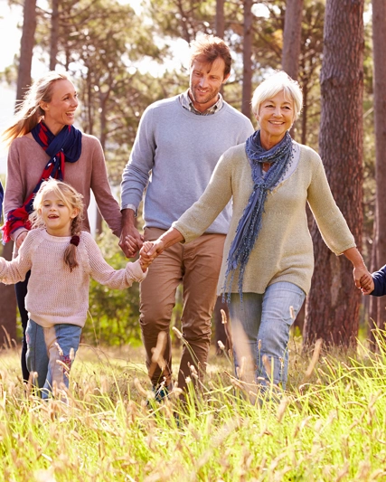 Eine glückliche Mehrgenerationen-Familie bei einem Spaziergang auf dem Land