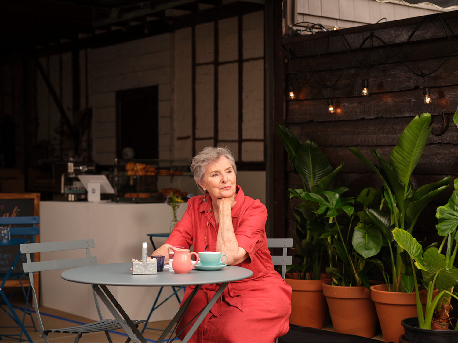 Frau sitzt im Cafe