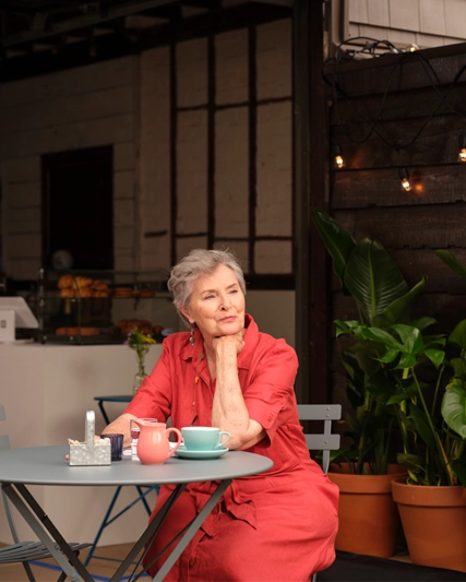 Frau sitzt im Cafe