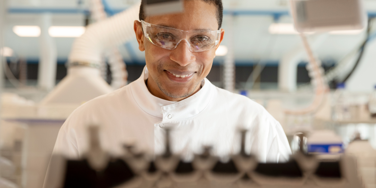 Labortmitarbeiter laechelnd