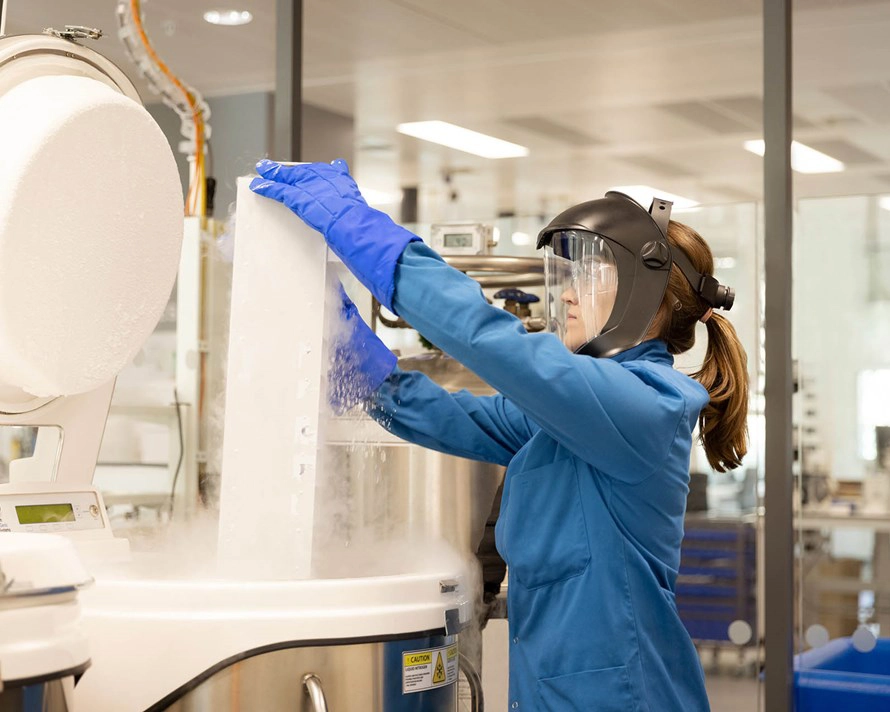 Labormitarbeiterin bei der Arbeit