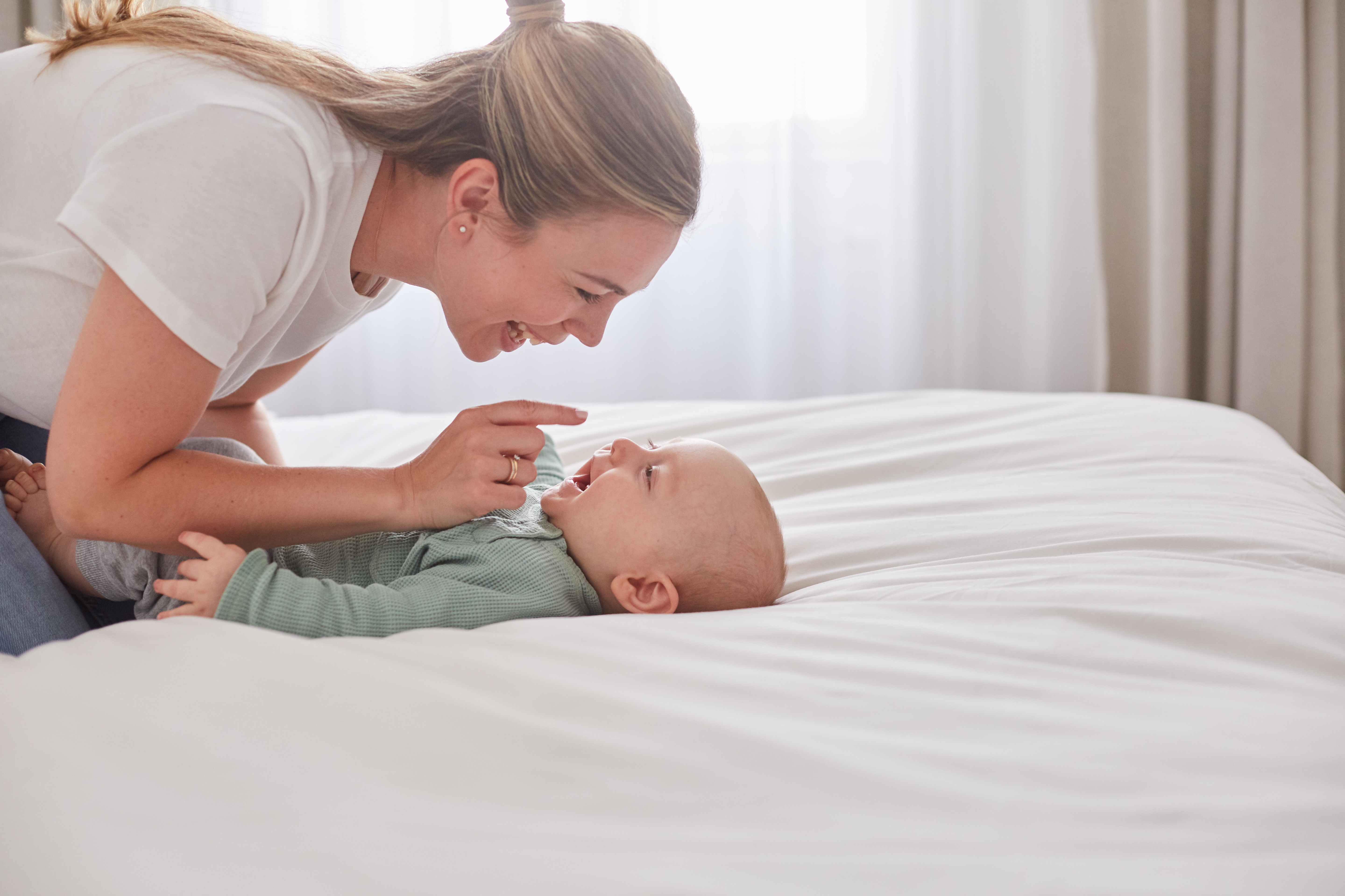 Frau lacht mit Baby