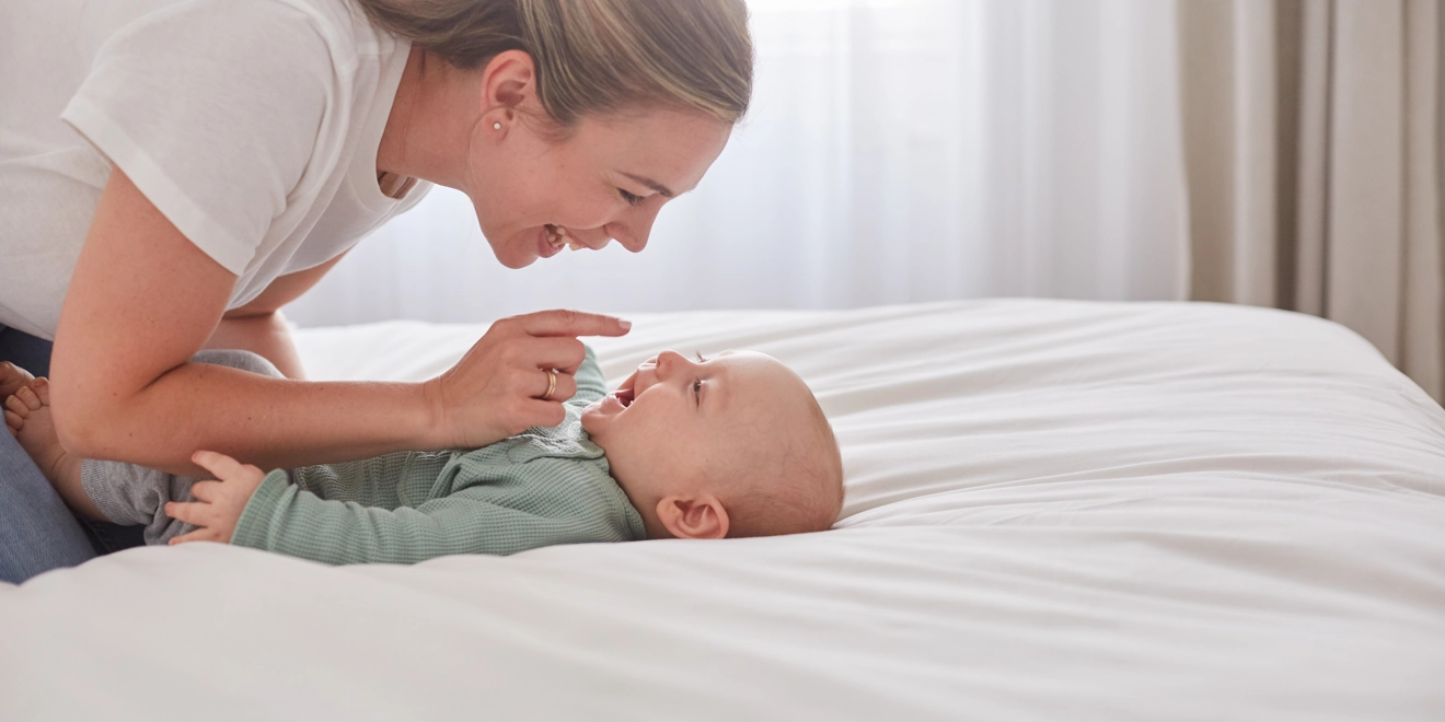 Frau lacht mit Baby