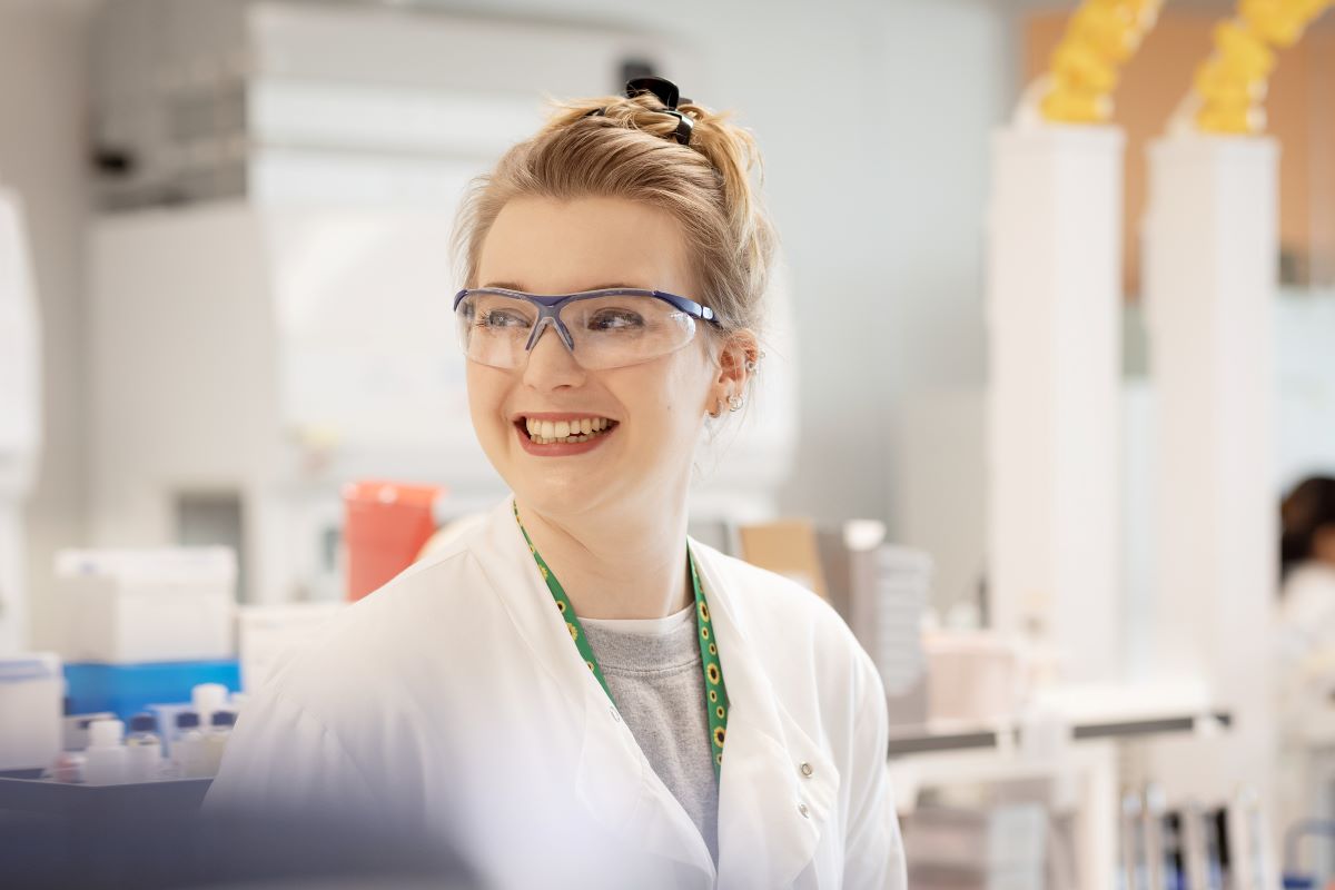 Wissenschaftlerin laechelnd