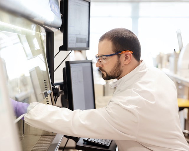 Wissenschaftler arbeitet im Labor