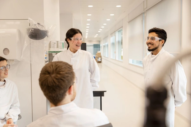 Wissenschaftler unterhalten sich im Labor