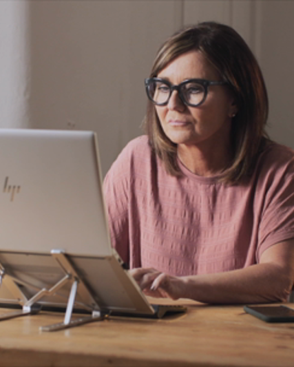 Frau arbeitet an Laptop