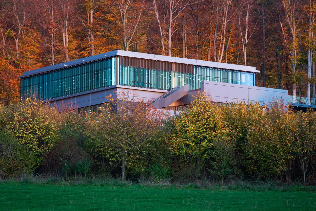 Gebäude vor herbstlichen Wald