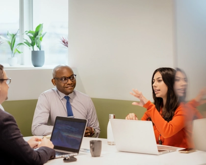 Personen in Meeting