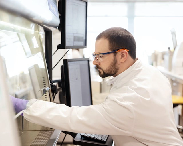Wissenschaftler arbeitet im Labor